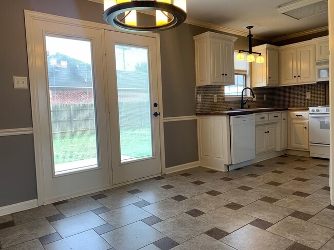 Building Photo - 11 Newcastle Dr