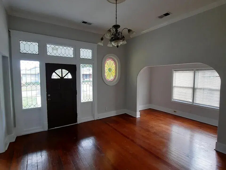 Primary Photo - 281 N Willett St