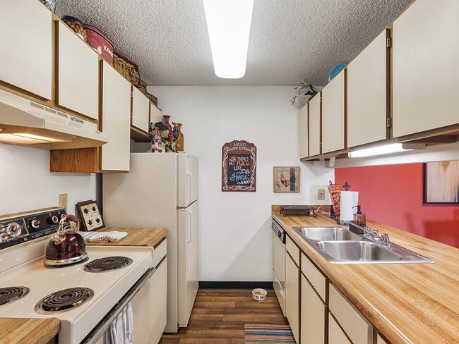 Fully-Equipped Kitchen with Appliances - The Retreat at Woodridge Apartments
