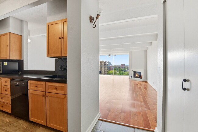 Foto del edificio - $2,345.95 - 2 Bed, 2 Bath Condo in Denver with Central AC!