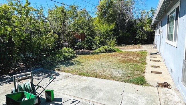 Building Photo - 10460 Davison Ave