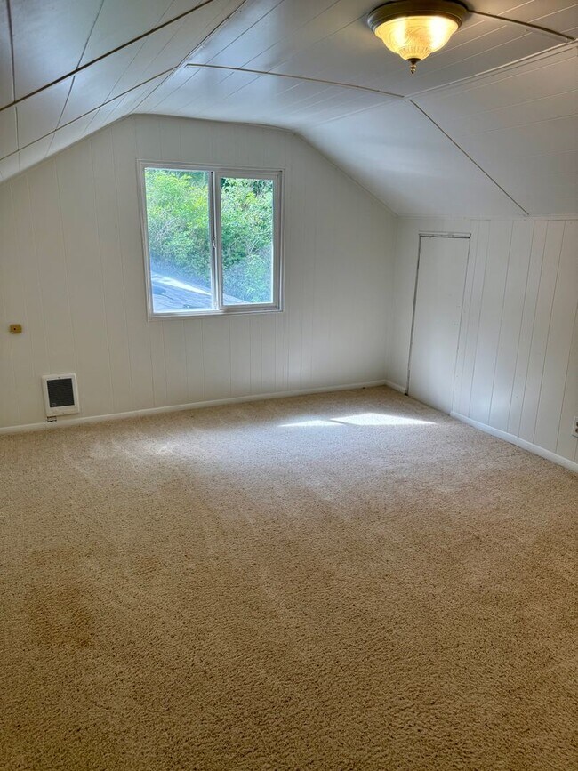 Building Photo - 3 bed 1 one bath house with yard