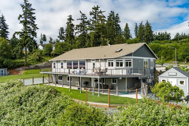 Building Photo - Gorgeous Lower Level Apartment Ready For a...