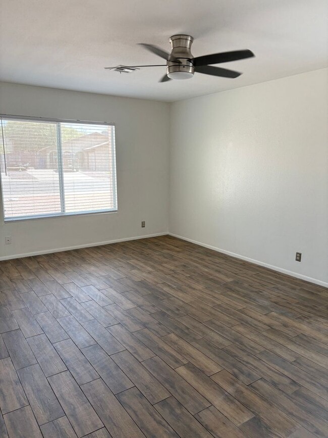 Building Photo - **Excellent 3br/2ba/2garage HOUSE (EXTENSI...