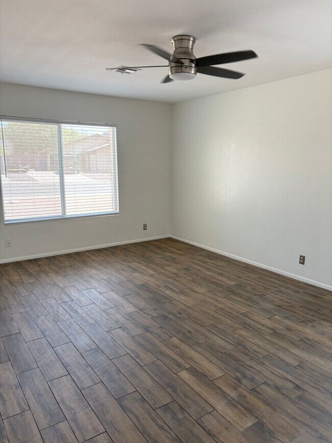 Foto del edificio - **Excellent 3br/2ba/2garage HOUSE (EXTENSI...