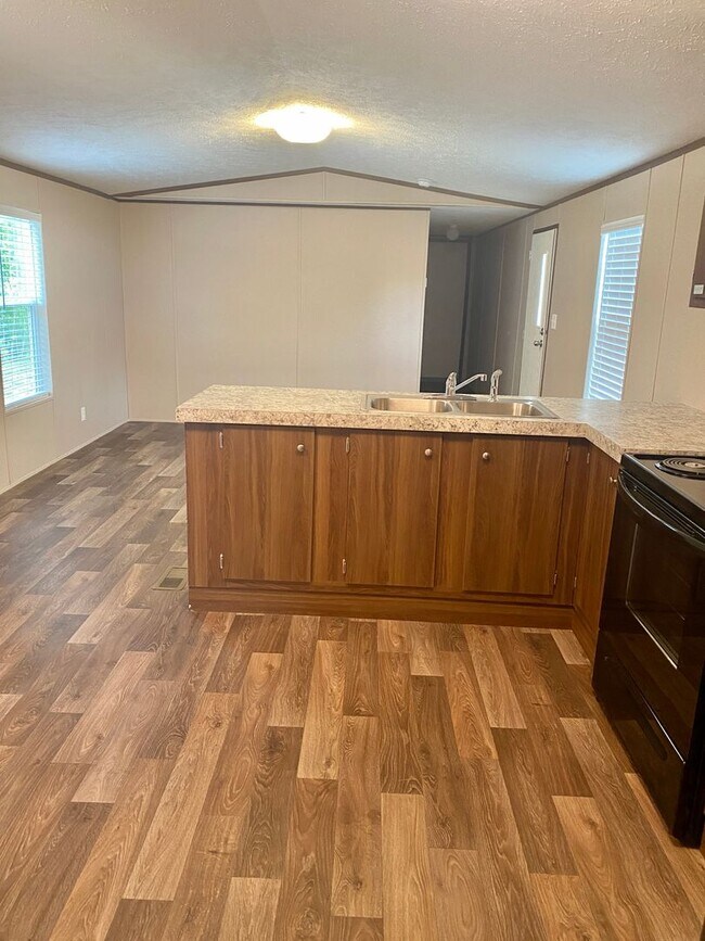 Building Photo - Move in ready! 3 Bedrooms/2Baths close to ...