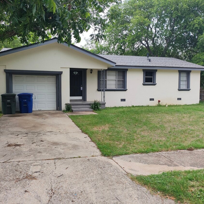 Foto principal - 2106 Brantley Ave