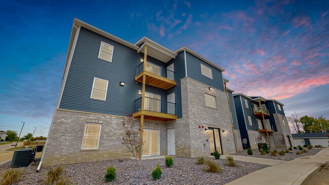 Building Photo - Summer Shade BRAND NEW!