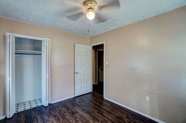 Building Photo - 422 NW Greenmeadow Dr