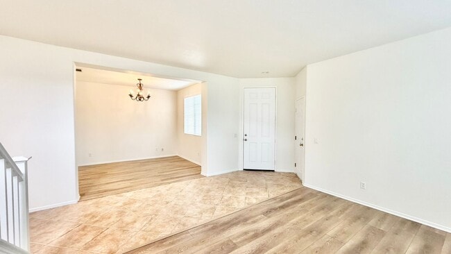 Foto del edificio - Beautifully Maintained & Spacious Two-Stor...