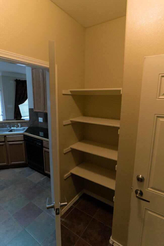 Despensa de lavandería - 2632 Century Park Blvd #46