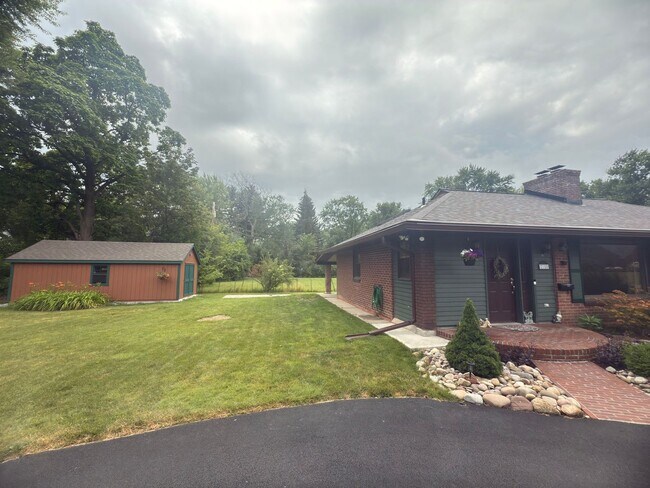 Foto del edificio - Charming 3-Bedroom Home + Bonus Room in Pr...