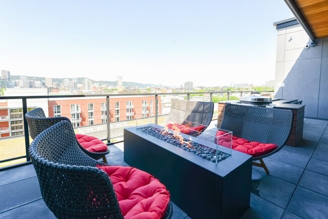 Terraza en la azotea con una acogedora hoguera y vistas al centro de Portland - Windsor Buckman