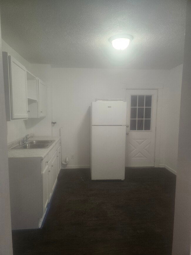 kitchen - 1326 Bridge St