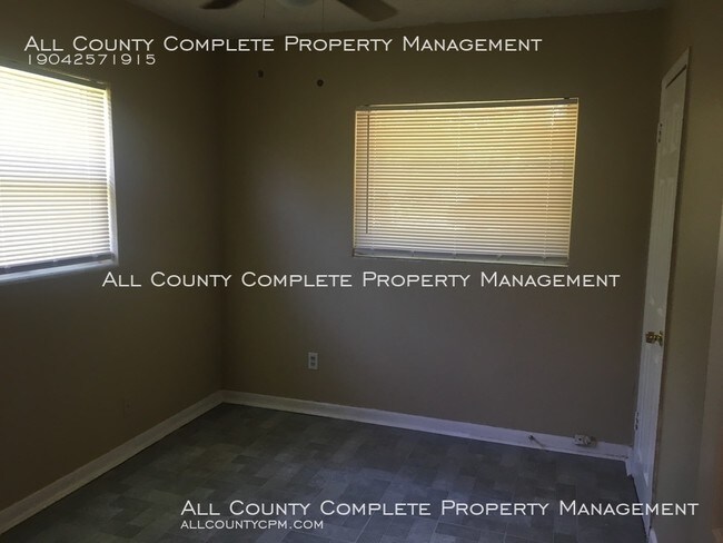 Building Photo - Two-Bedroom Triplex Unit - Water Included!