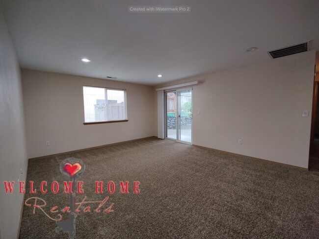 Building Photo - Great rambler WITH AIR CONDITIONING in est...