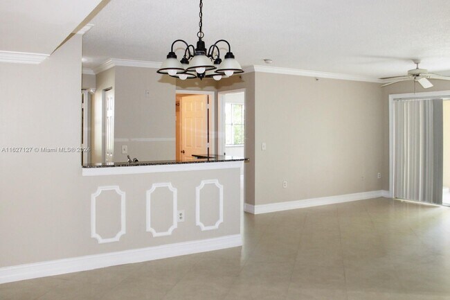 Foto del edificio - 2496 Centergate Dr