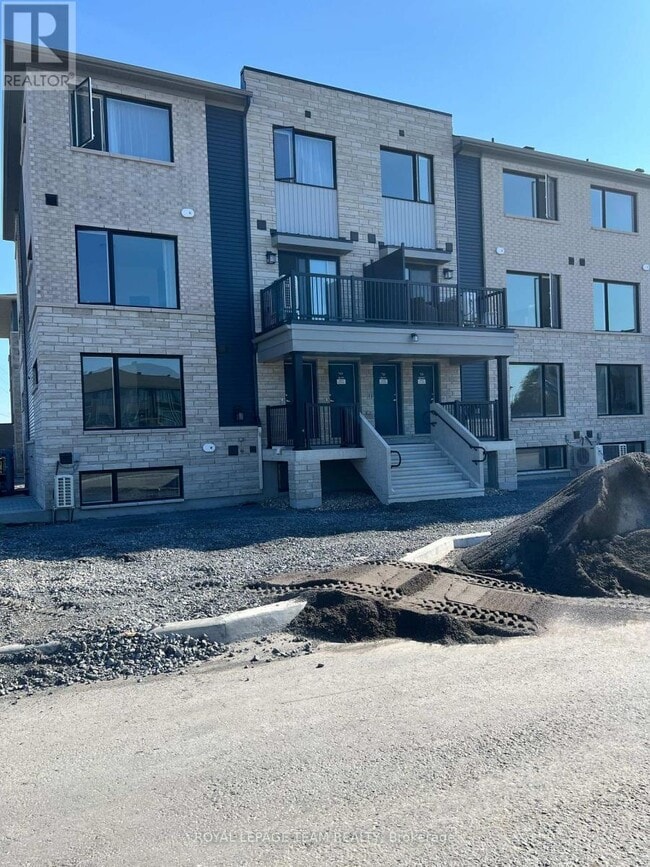 Building Photo - 717 Arcadian Private