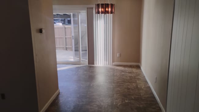 Foto del edificio - 8732 Woodman Way