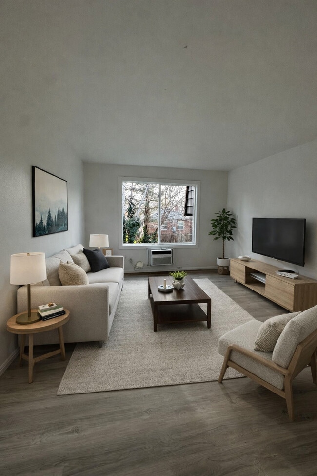 Building Photo - La Parisienne Apartments