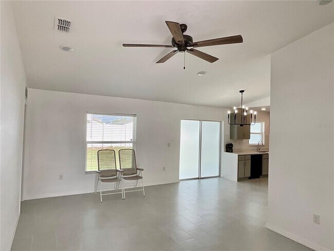 Building Photo - 270 Hyacinth Ct