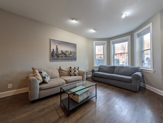 Foto del edificio - 1911 W Addison St