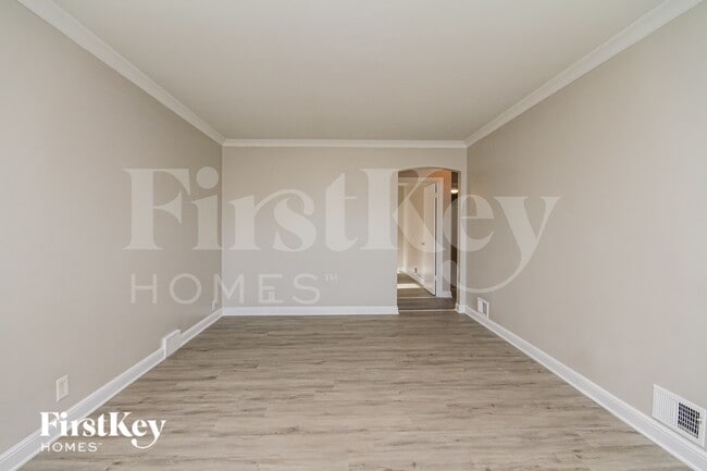 Building Photo - 8912 S Sacramento Ave