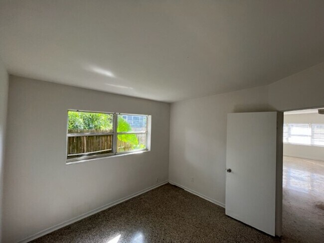 Building Photo - 2 Bedroom, 1 Bathroom Renovated and Ready ...