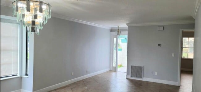 Building Photo - 750 SW Claudia Ave