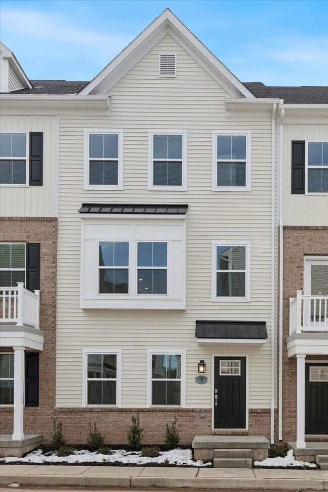Foto del edificio - COMING SOON! Brand New River Pointe townhome with modern finishes, flexible living space, and a p...
