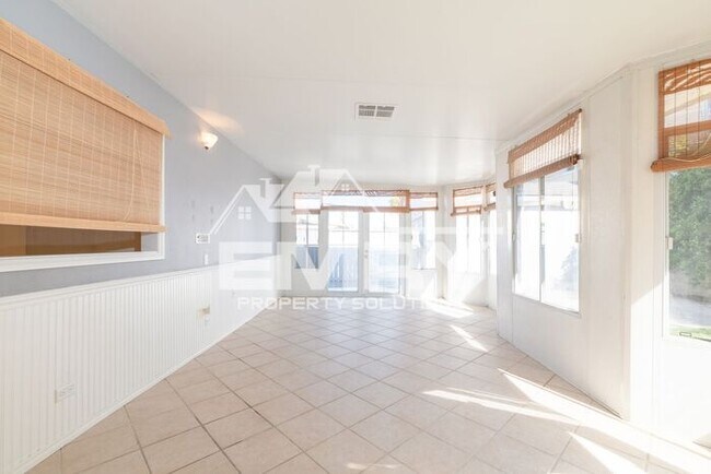 Building Photo - Lovely Single Family Home w/ Garage, Yard,...