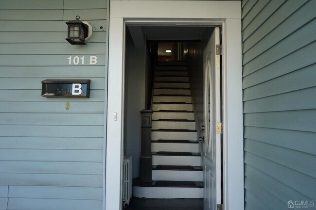 Building Photo - 363 David St