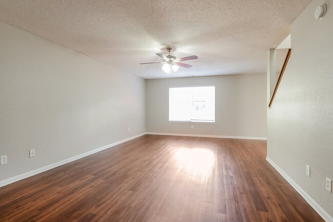 Building Photo - 707 Deer Trail Dr