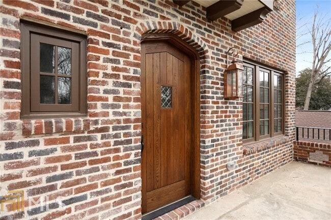 Building Photo - 1309 Stillwood Dr NE