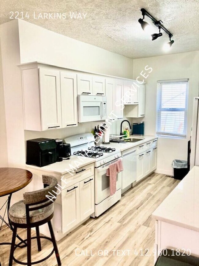 Foto del edificio - 2214 Larkins Wy