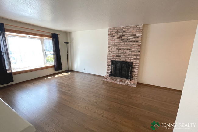 Building Photo - Three Bedroom Home with Large Deck and Hot...