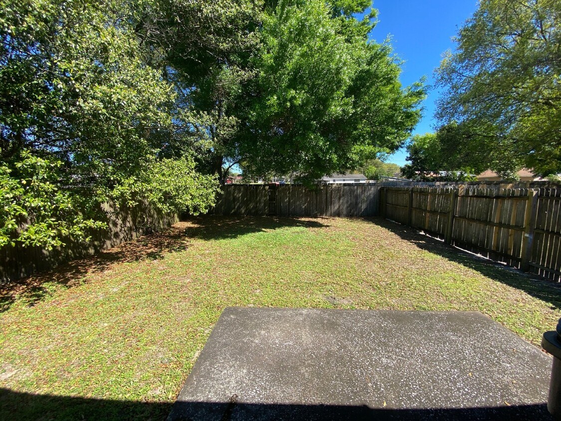Foto principal - "Charming 2 Bed, 1 Bath Seffner Rental"