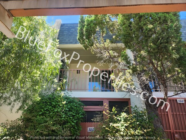 Foto del edificio - 1600 N Wilmot Rd
