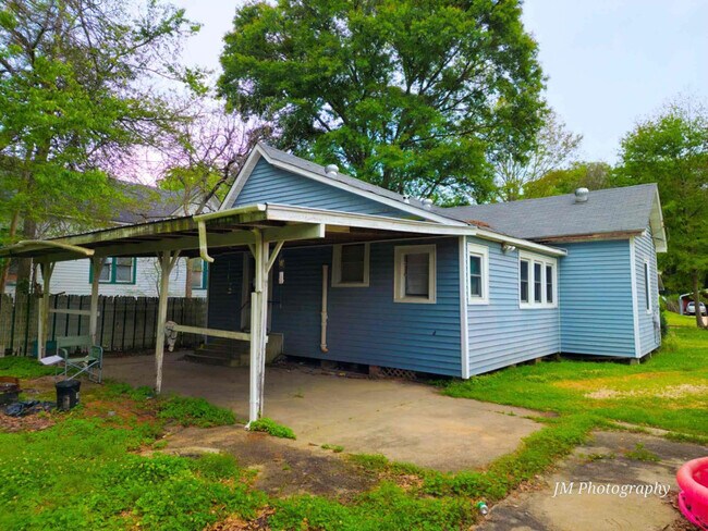 Building Photo - 215 N Magnolia St