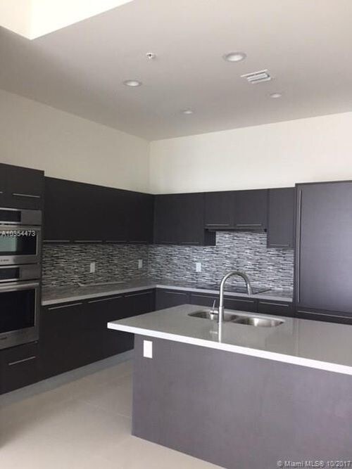 Foto del edificio - 7825 NW 107th Ave