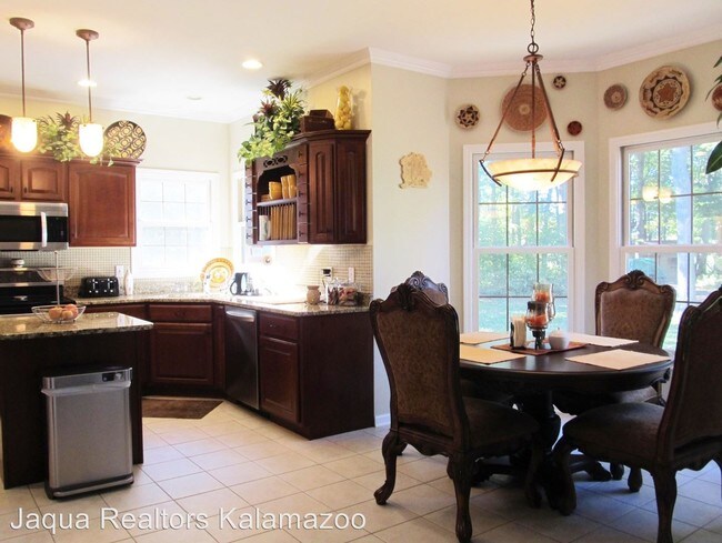 Building Photo - 5 br, 3.5 bath House - 6204 Deer Run