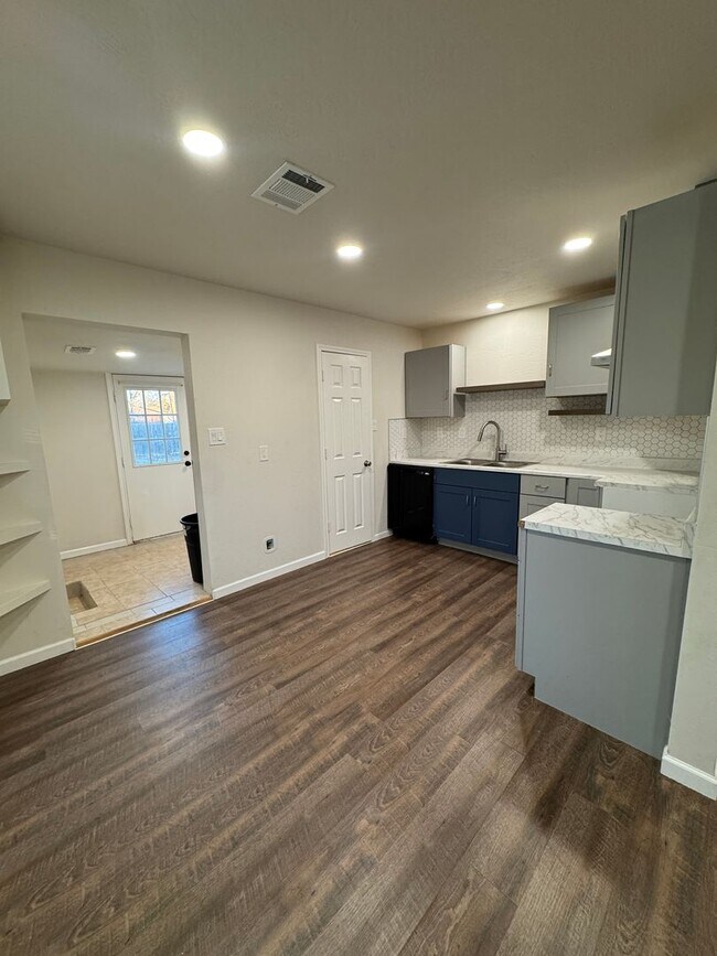 Building Photo - Located in Southlawn!!! 3/2 CH/A