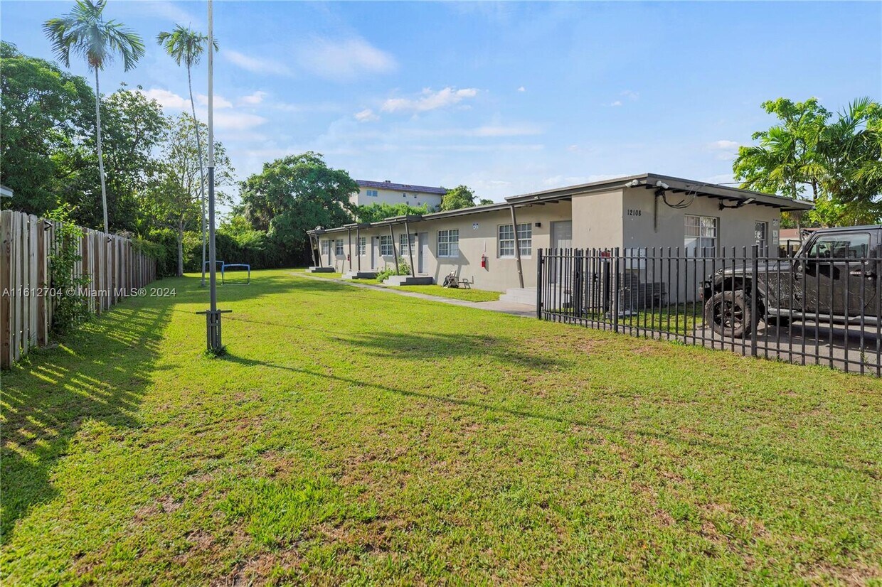 Foto principal - 12108 NE 5th Ave