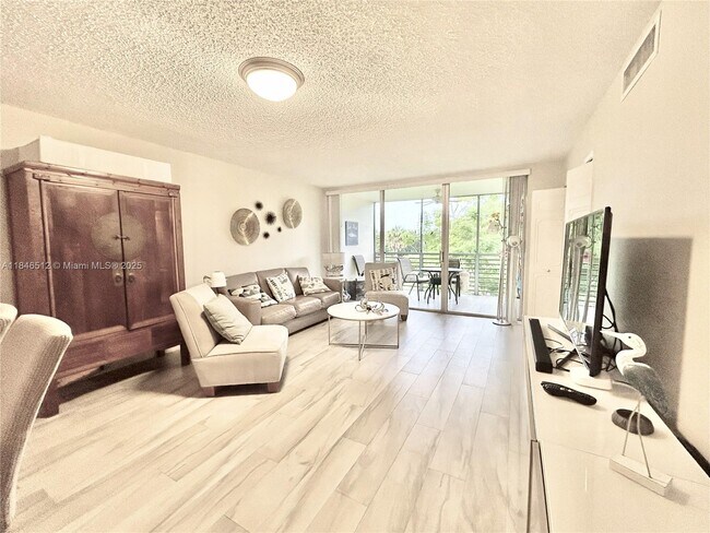 Foto del edificio - 3800 Oaks Clubhouse Dr