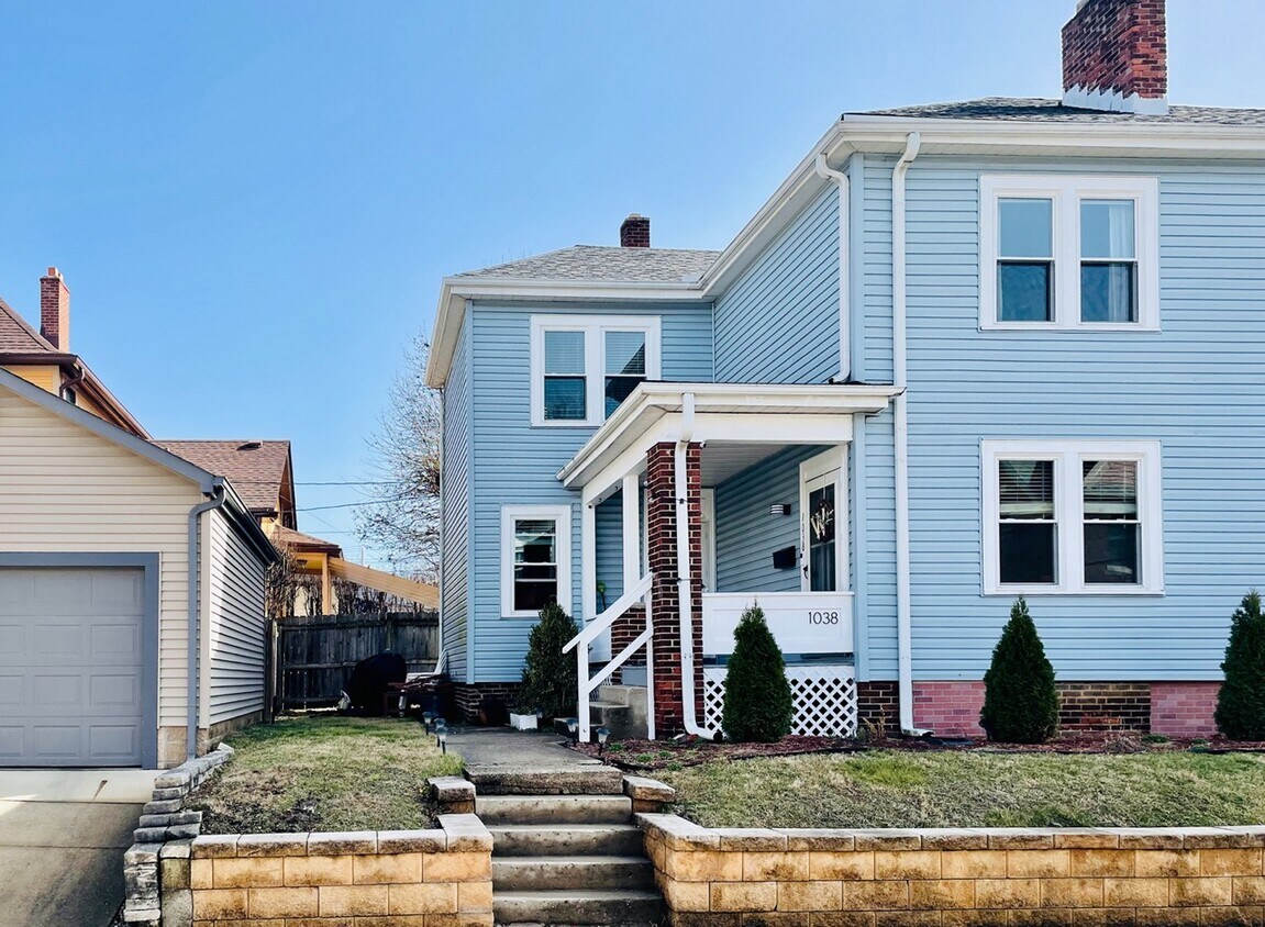 Small patio/porch and side yard - 1038 Oregon Ave