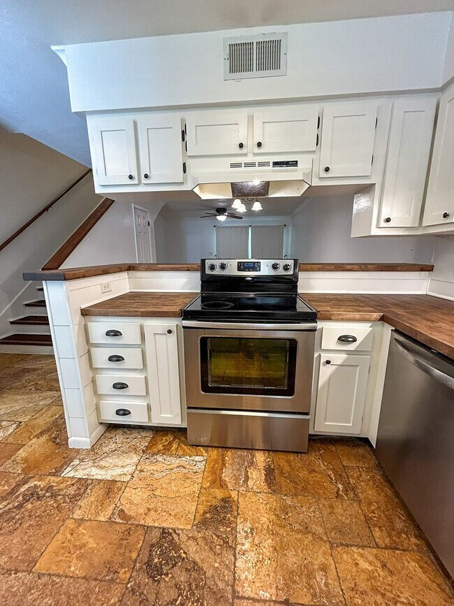 Building Photo - Pickwick Park #805 - Pet Friendly!