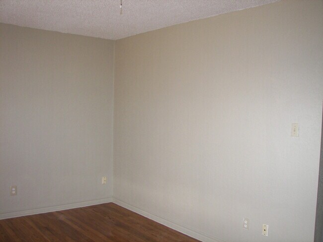 Building Photo - Cute 3 Bedrooms!