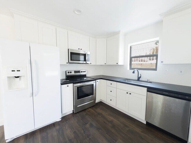 Foto del edificio - 2 bedroom / 1 bath Remodeled Back Unit is ...