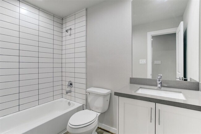 Foto del edificio - 645 E 11th 1/2 St