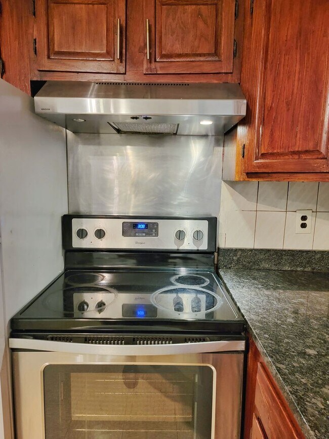 Foto del edificio - Heat, hot water and parking included! Cozy...